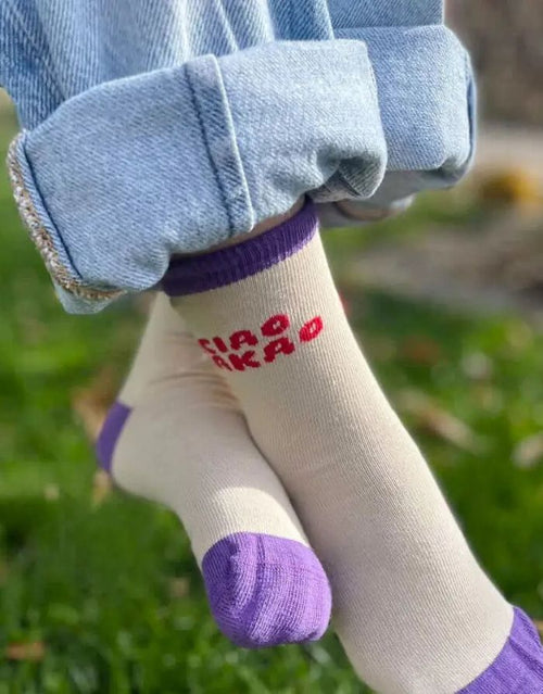Bunte Einschulungssocken von Tiny Day mit Schriftzug „Ciao Kakao“ in Beige, Rot und Lila