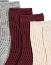 Laden Sie das Bild in den Galerie-Viewer, Drei Paar klassische Rib-Socken für Kinder in gedeckten Farben, aus weicher Baumwollmischung, zertifiziert nach OEKO-TEX, von Konges Sløjd.
