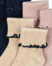 Laden Sie das Bild in den Galerie-Viewer, Konges Sløjd Kinder Socken Rib Frill 3er-Set in Navy, Cream und Blush mit Rüschenabschluss.
