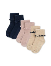 Laden Sie das Bild in den Galerie-Viewer, Konges Sløjd Kinder Socken Rib Frill 3er-Set in Navy, Cream und Blush mit Rüschenabschluss.
