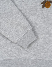 Laden Sie das Bild in den Galerie-Viewer, Grau-melangefarbene Lou Sweat Hood von Konges Sløjd mit lockerer Passform und Kapuze aus weicher Bio-Baumwolle.
