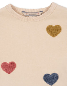 Beige Lou Sweat Dress von Konges Sløjd mit bunten Herz-Patches, ausgestelltem Rock und Rundhalsausschnitt.