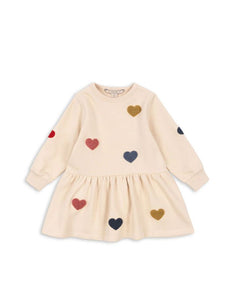 Beige Lou Sweat Dress von Konges Sløjd mit bunten Herz-Patches, ausgestelltem Rock und Rundhalsausschnitt.