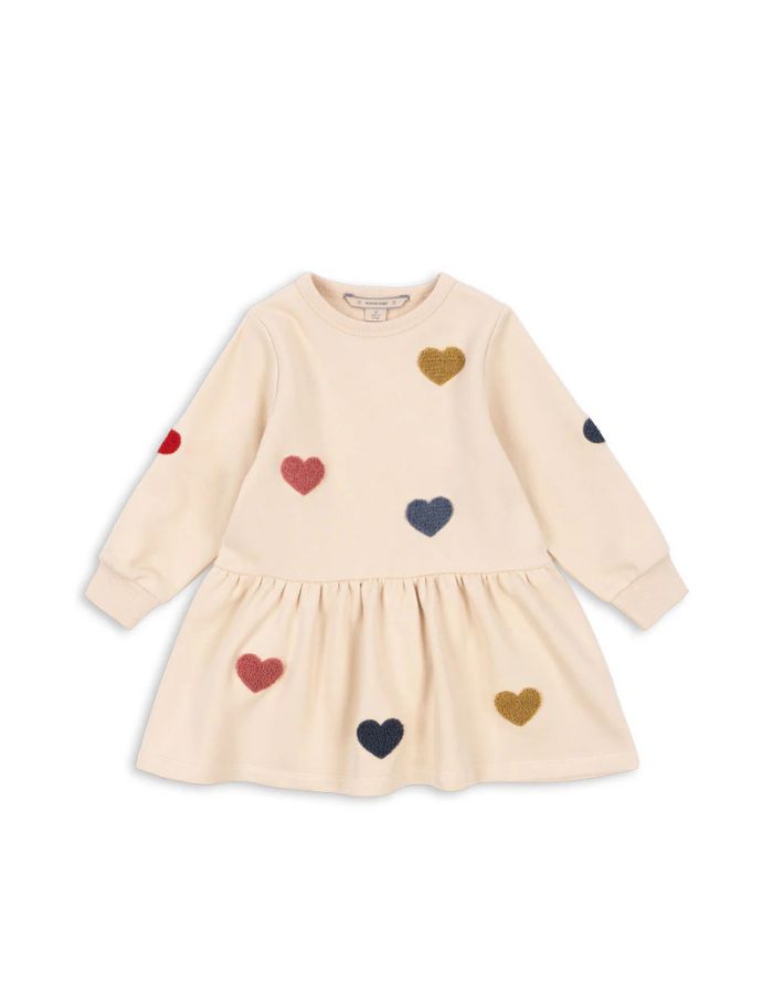 Beige Lou Sweat Dress von Konges Sløjd mit bunten Herz-Patches, ausgestelltem Rock und Rundhalsausschnitt.