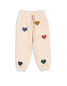 Beige-rosefarbene Lou Sweatpants von Konges Sløjd mit bunten Herzen und elastischem Bund.