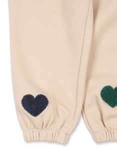 Beige-rosefarbene Lou Sweatpants von Konges Sløjd mit bunten Herzen und elastischem Bund.