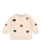 Laden Sie das Bild in den Galerie-Viewer, Beiges Lou Sweatshirt aus Bio-Baumwolle von Konges Sløjd mit bunten Herzapplikationen.
