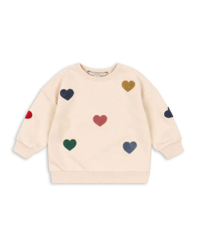 Beiges Lou Sweatshirt aus Bio-Baumwolle von Konges Sløjd mit bunten Herzapplikationen.