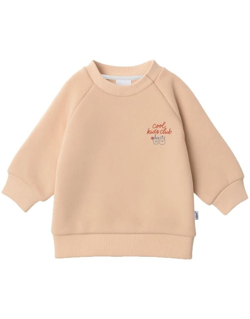 Liliput Oversize Sweatshirt Cool Kids Club für Kinder mit Frontprint und großem „Powered by Vitamins &amp; Adventure“-Rückenprint.