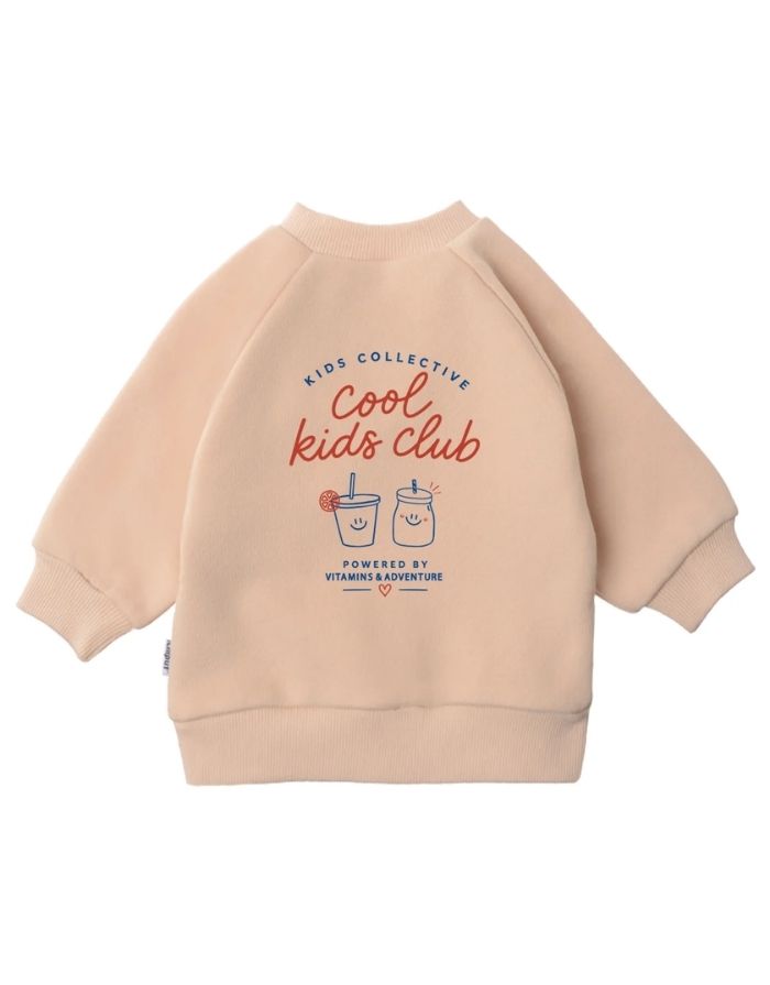 Liliput Oversize Sweatshirt Cool Kids Club für Kinder mit Frontprint und großem „Powered by Vitamins &Adventure“-Rückenprint, von hinten.