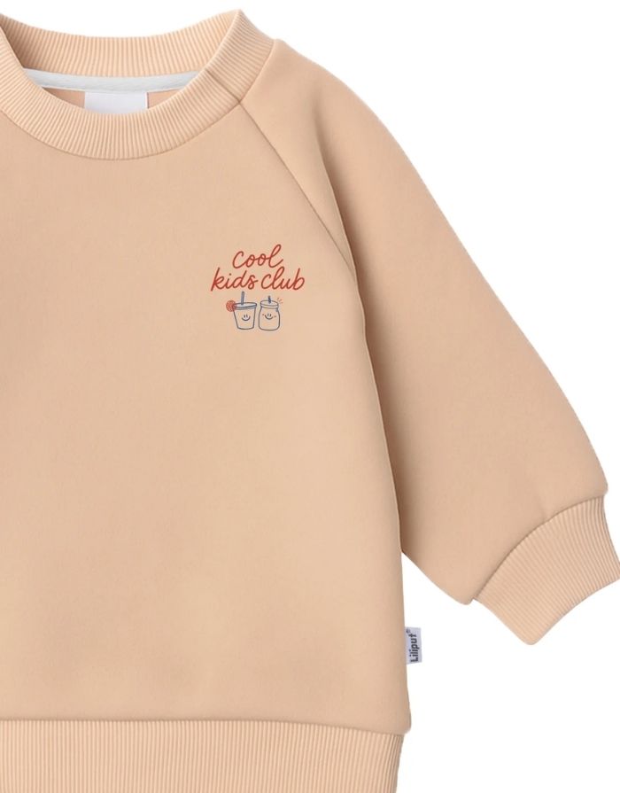 Liliput Oversize Sweatshirt Cool Kids Club für Kinder mit Frontprint und großem „Powered by Vitamins &Adventure“-Rückenprint.