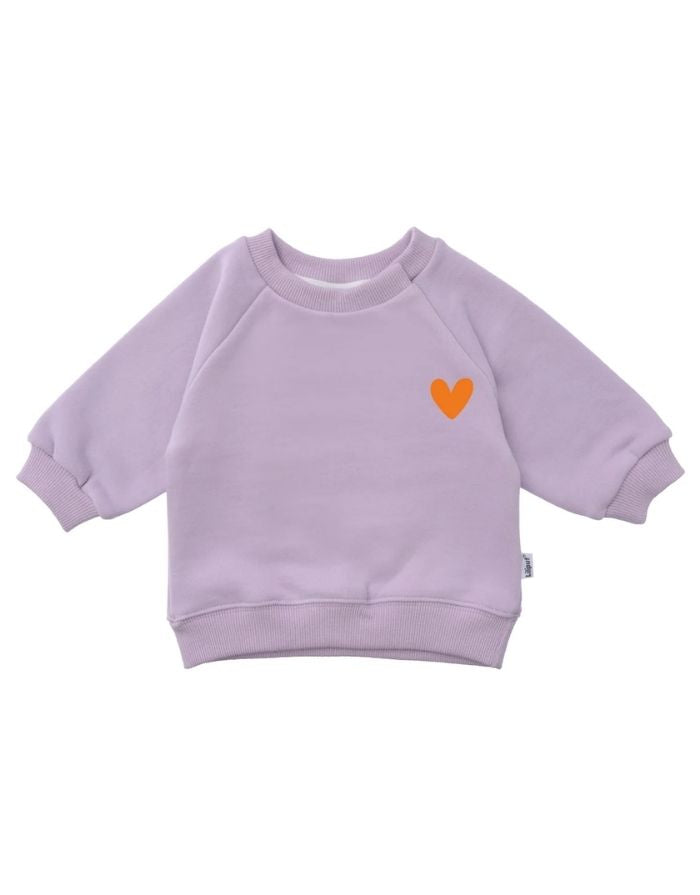 Liliput Childhood Oversize Sweatshirt für Kinder in Flieder mit kleinem Herz auf der Vorderseite und großem typografischem Rückenprint, von vorne.