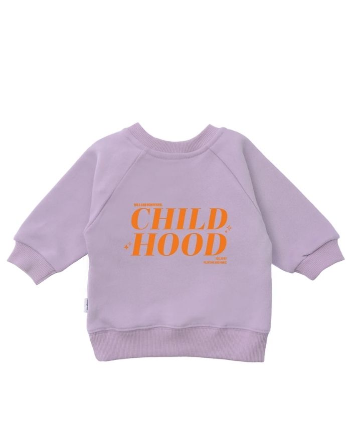 Liliput Childhood Oversize Sweatshirt für Kinder in Flieder mit kleinem Herz auf der Vorderseite und großem typografischem Rückenprint, von hinten.