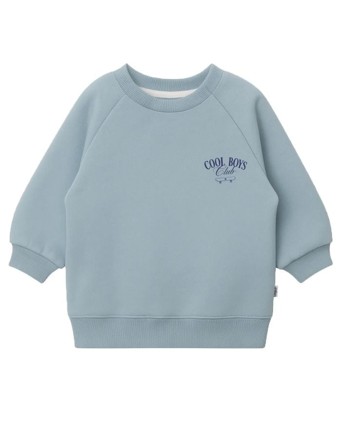 Liliput Childhood Oversize Sweatshirt für Kinder in Hellblau mit kleinem Schriftzug auf der Vorderseite und großem typografischem Rückenprint.
