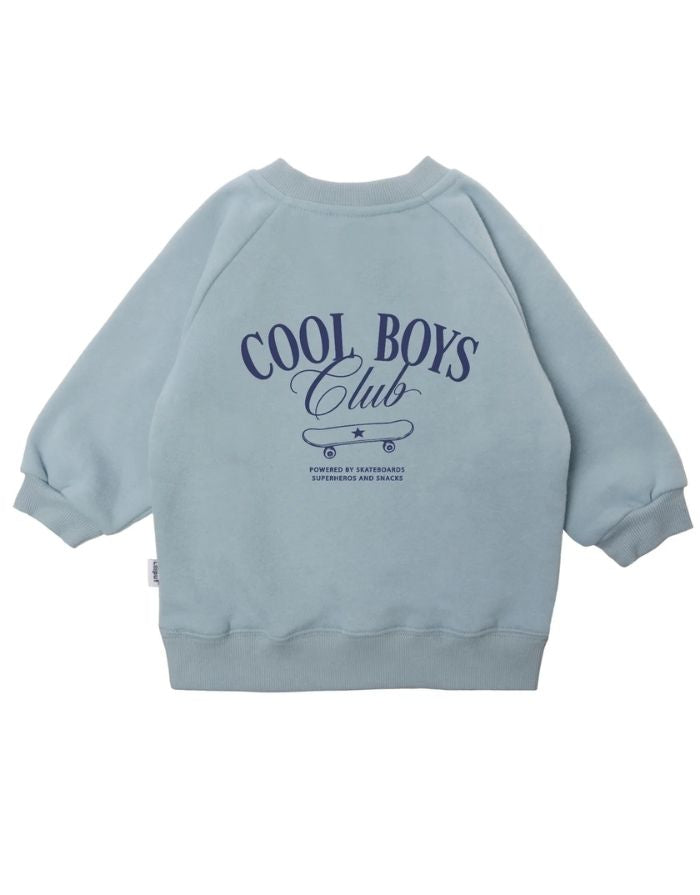 Liliput Childhood Oversize Sweatshirt für Kinder in Hellblau mit kleinem Schriftzug auf der Vorderseite und großem typografischem Rückenprint, von hinten.