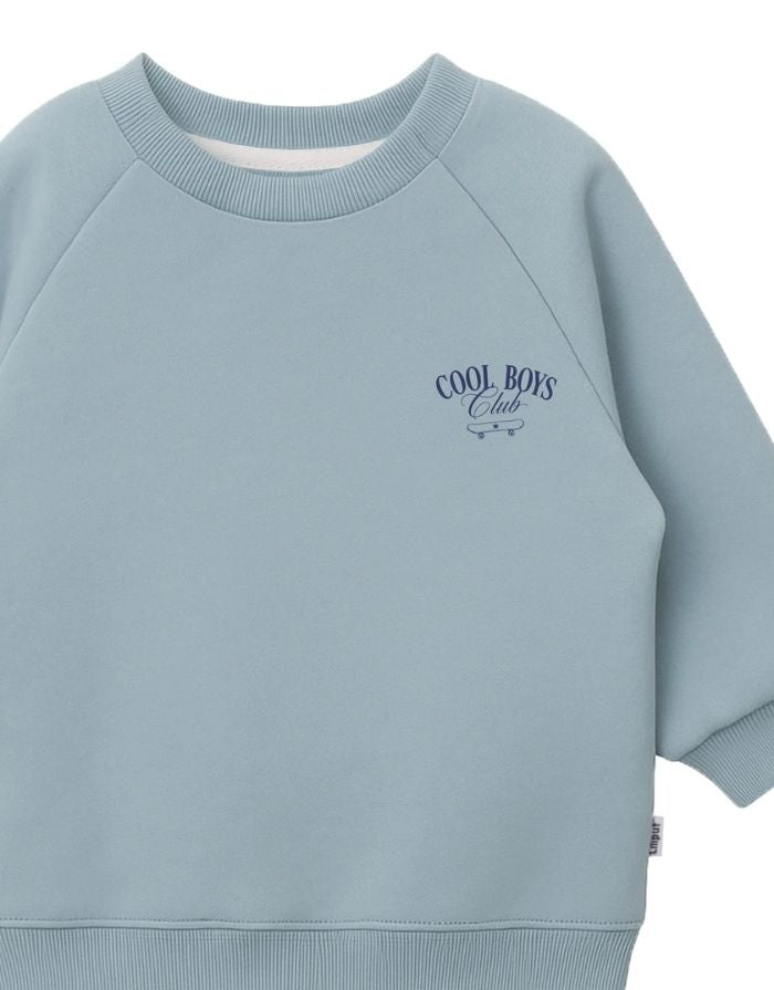 Liliput Childhood Oversize Sweatshirt für Kinder in Hellblau mit kleinem Schriftzug auf der Vorderseite und großem typografischem Rückenprint.