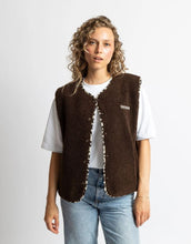 Laden Sie das Bild in den Galerie-Viewer, Teddy Fleece Weste Chocolate von VIVI MARI, kuscheliges Fleece, Loose-Fit, mit Druckknopfleiste und zwei Paspeltaschen, nachhaltig aus recyceltem Polyester

