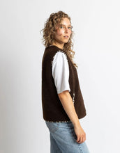 Laden Sie das Bild in den Galerie-Viewer, Teddy Fleece Weste Chocolate von VIVI MARI, kuscheliges Fleece, Loose-Fit, mit Druckknopfleiste und zwei Paspeltaschen, nachhaltig aus recyceltem Polyester


