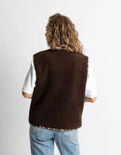 Laden Sie das Bild in den Galerie-Viewer, Teddy Fleece Weste Chocolate von VIVI MARI, kuscheliges Fleece, Loose-Fit, mit Druckknopfleiste und zwei Paspeltaschen, nachhaltig aus recyceltem Polyester

