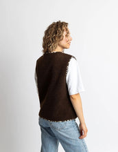 Laden Sie das Bild in den Galerie-Viewer, Teddy Fleece Weste Chocolate von VIVI MARI, kuscheliges Fleece, Loose-Fit, mit Druckknopfleiste und zwei Paspeltaschen, nachhaltig aus recyceltem Polyester

