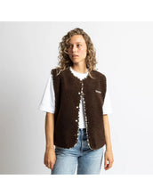 Laden Sie das Bild in den Galerie-Viewer, Teddy Fleece Weste Chocolate von VIVI MARI, kuscheliges Fleece, Loose-Fit, mit Druckknopfleiste und zwei Paspeltaschen, nachhaltig aus recyceltem Polyester


