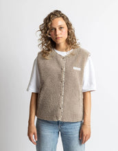 Laden Sie das Bild in den Galerie-Viewer, Teddy Fleece Weste in Mushroom von VIVI MARI, loose fit, flauschiges Innenmaterial, zwei Paspeltaschen, dezente Leo-Details, nachhaltig aus 100 % recyceltem Polyester.
