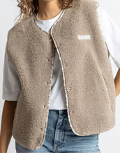 Laden Sie das Bild in den Galerie-Viewer, Teddy Fleece Weste in Mushroom von VIVI MARI, loose fit, flauschiges Innenmaterial, zwei Paspeltaschen, dezente Leo-Details, nachhaltig aus 100 % recyceltem Polyester.
