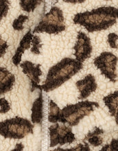 Laden Sie das Bild in den Galerie-Viewer, Konges Sløjd Teddyjacke Jody Leo aus recyceltem Polyester mit hohem Kragen und Reißverschluss.
