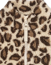 Laden Sie das Bild in den Galerie-Viewer, Konges Sløjd Teddyjacke Jody Leo aus recyceltem Polyester mit hohem Kragen und Reißverschluss.
