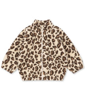 Laden Sie das Bild in den Galerie-Viewer, Konges Sløjd Teddyjacke Jody Leo aus recyceltem Polyester mit hohem Kragen und Reißverschluss.
