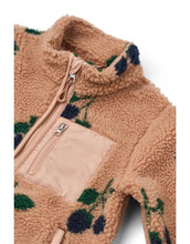 Laden Sie das Bild in den Galerie-Viewer, Nolan Teddyjacke von Liewood in Berry/Pale Tuscany aus kuscheligem Sherpa-Fleece mit Reißverschluss und Daumenloch – warm, weich und nachhaltig für Kinder
