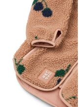 Laden Sie das Bild in den Galerie-Viewer, Nolan Teddyjacke von Liewood in Berry/Pale Tuscany aus kuscheligem Sherpa-Fleece mit Reißverschluss und Daumenloch – warm, weich und nachhaltig für Kinder

