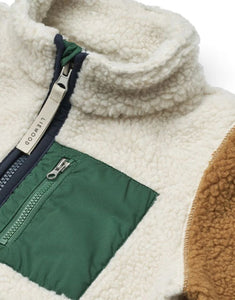 Teddyjacke Nolan von Liewood in Classic Navy Multi Mix – kuschelige Sherpa-Jacke aus recyceltem Polyester mit Reißverschluss, Daumenloch und Namensschild.