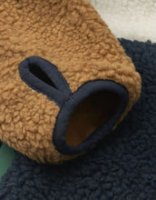 Laden Sie das Bild in den Galerie-Viewer, Teddyjacke Nolan von Liewood in Classic Navy Multi Mix – kuschelige Sherpa-Jacke aus recyceltem Polyester mit Reißverschluss, Daumenloch und Namensschild.
