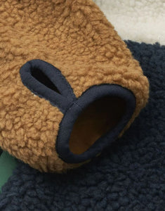 Teddyjacke Nolan von Liewood in Classic Navy Multi Mix – kuschelige Sherpa-Jacke aus recyceltem Polyester mit Reißverschluss, Daumenloch und Namensschild.