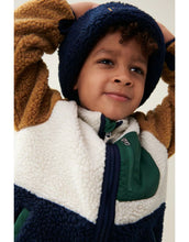 Laden Sie das Bild in den Galerie-Viewer, Teddyjacke Nolan von Liewood in Classic Navy Multi Mix – kuschelige Sherpa-Jacke aus recyceltem Polyester mit Reißverschluss, Daumenloch und Namensschild.
