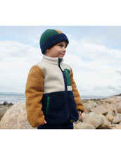 Laden Sie das Bild in den Galerie-Viewer, Teddyjacke Nolan von Liewood in Classic Navy Multi Mix – kuschelige Sherpa-Jacke aus recyceltem Polyester mit Reißverschluss, Daumenloch und Namensschild.
