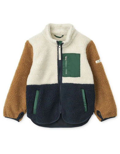 Teddyjacke Nolan von Liewood in Classic Navy Multi Mix – kuschelige Sherpa-Jacke aus recyceltem Polyester mit Reißverschluss, Daumenloch und Namensschild.