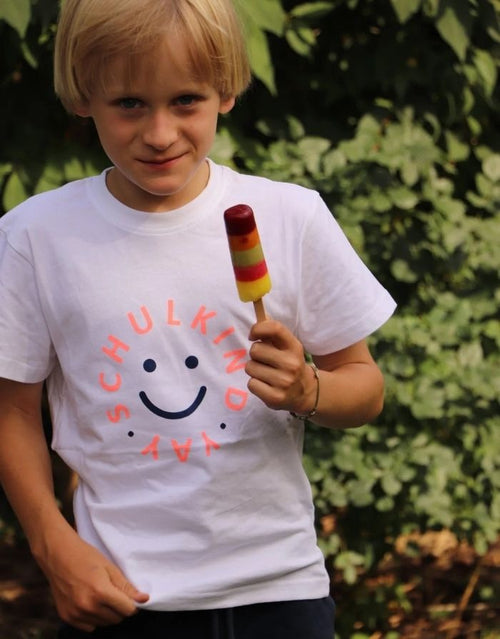 Weißes T-Shirt Schulkind Smiley von Von Rike aus 100 % Baumwolle mit leuchtendem Neon-Koralle-Print am Kind
