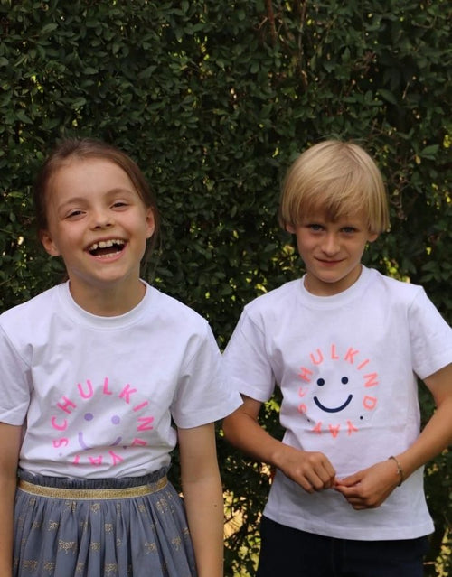 Weißes T-Shirt Schulkind Smiley von Von Rike aus 100 % Baumwolle mit leuchtendem Flieder und pinkfarbenem Print am Kind