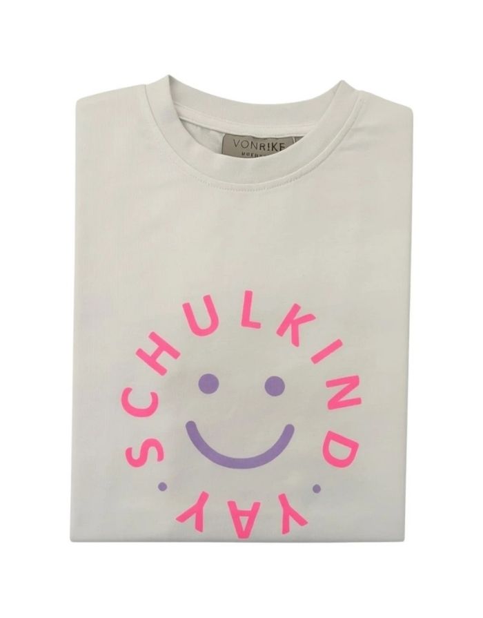 Weißes T-Shirt Schulkind Smiley von Von Rike aus 100 % Baumwolle mit leuchtendem Flieder und pinkfarbenem Print.