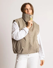 Laden Sie das Bild in den Galerie-Viewer, Teddy Fleece Weste in Mushroom von VIVI MARI, loose fit, flauschiges Innenmaterial, zwei Paspeltaschen, dezente Leo-Details, nachhaltig aus 100 % recyceltem Polyester.
