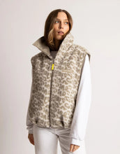 Laden Sie das Bild in den Galerie-Viewer, Teddy Fleece Weste in Mushroom von VIVI MARI, loose fit, flauschiges Innenmaterial, zwei Paspeltaschen, dezente Leo-Details, nachhaltig aus 100 % recyceltem Polyester.
