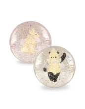 Laden Sie das Bild in den Galerie-Viewer, Zwei transparente Flummi-Bälle von Konges Sløjd mit 3D-Figuren und Glitzer im Inneren.
