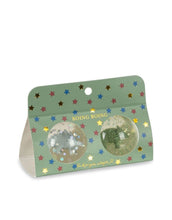 Laden Sie das Bild in den Galerie-Viewer, Zwei transparente Flummi-Bälle von Konges Sløjd mit 3D-Figuren und Glitzer im Inneren.
