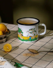 Laden Sie das Bild in den Galerie-Viewer, Emaille Becher Pippi Langstrumpf – The Way Home von Muurla, robuster Kohlenstoffstahl mit Emaille-Beschichtung, spülmaschinenfest, geeignet für drinnen und draußen, Hinweis: kann bei Stürzen absplittern.
