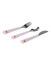 Laden Sie das Bild in den Galerie-Viewer, Lila Kinderbesteck-Set mit Herz-Design und ergonomischen Silikongriffen. Bestehend aus Messer, Gabel und Löffel für Kinder ab 1 Jahr.
