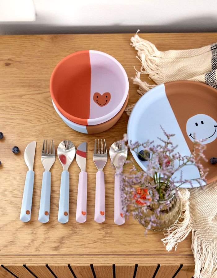 Lila Kinderbesteck-Set mit Herz-Design und ergonomischen Silikongriffen. Bestehend aus Messer, Gabel und Löffel für Kinder ab 1 Jahr.