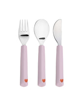 Laden Sie das Bild in den Galerie-Viewer, Lila Kinderbesteck-Set mit Herz-Design und ergonomischen Silikongriffen. Bestehend aus Messer, Gabel und Löffel für Kinder ab 1 Jahr.
