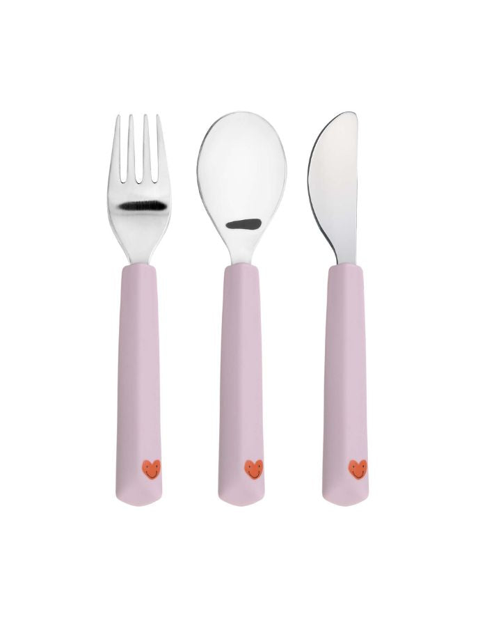 Lila Kinderbesteck-Set mit Herz-Design und ergonomischen Silikongriffen. Bestehend aus Messer, Gabel und Löffel für Kinder ab 1 Jahr.